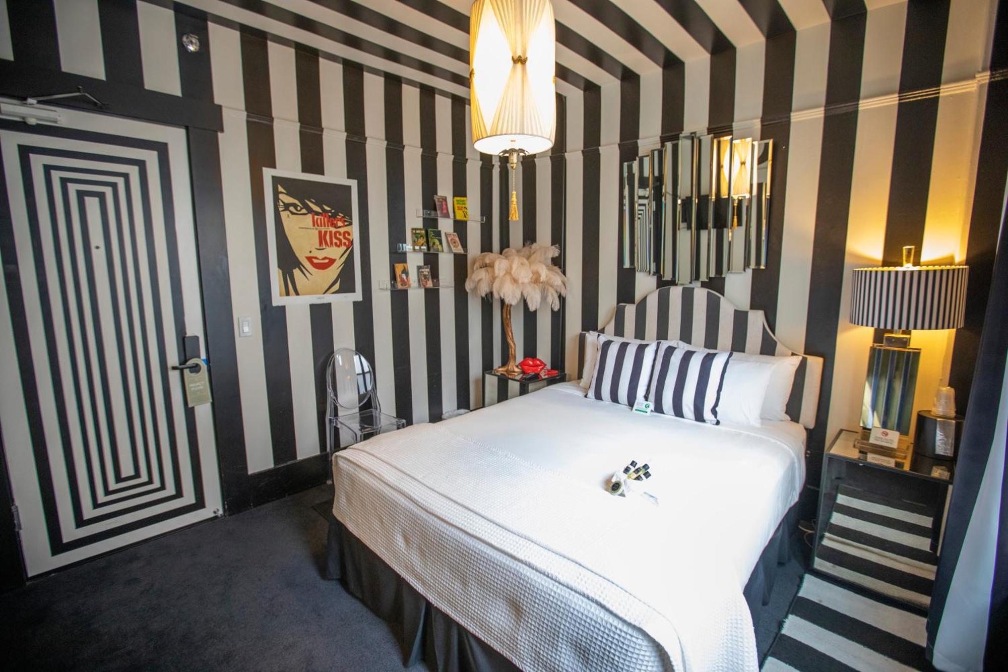 Queen Room,1589305157:JPEG