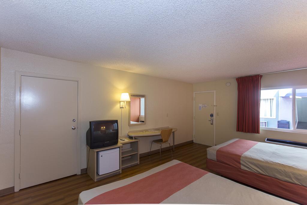 Queen Room Two Queen Beds Non-Smoking