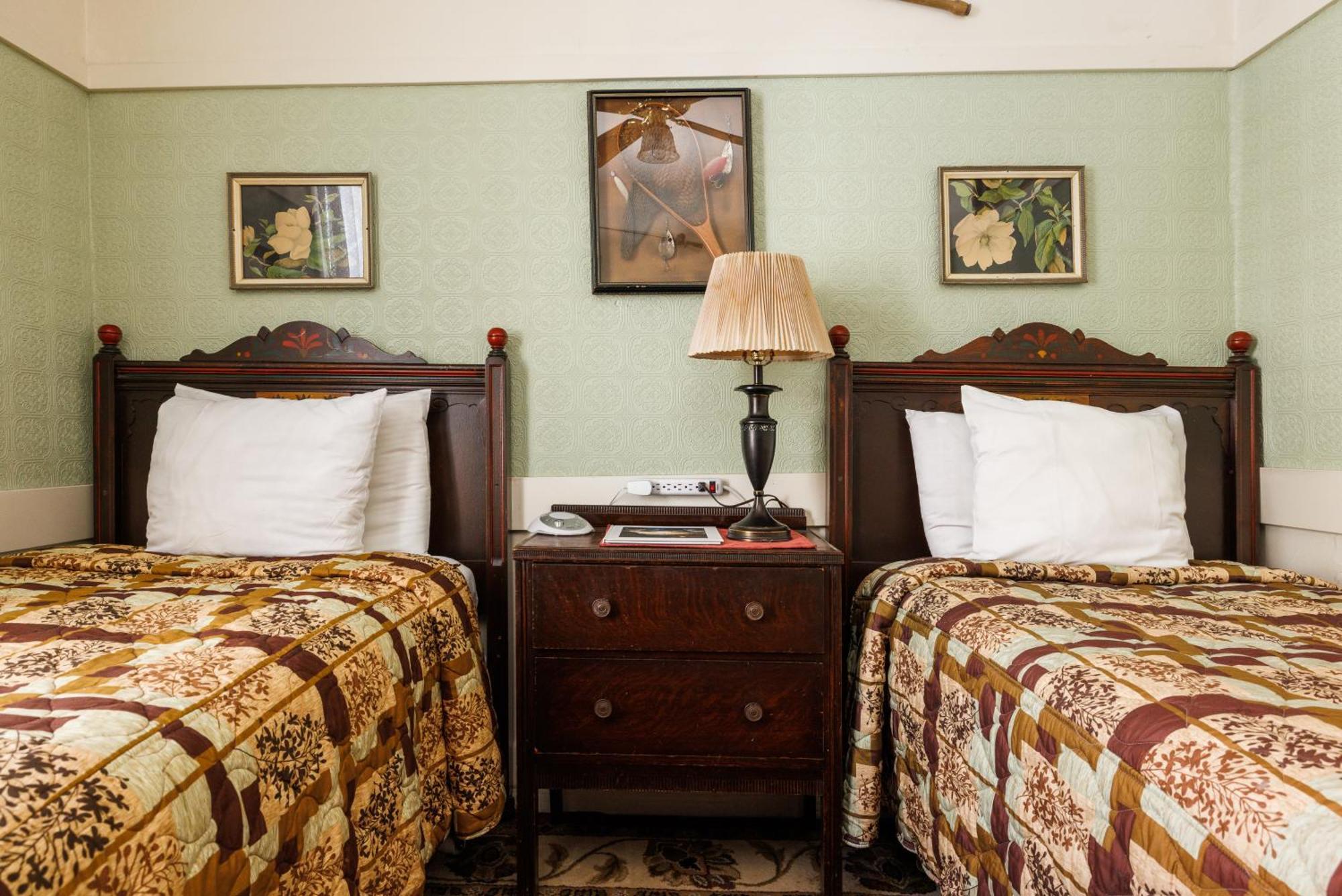 Two Twin-Sized Beds with Shared Bathroom,1438870171:JPEG