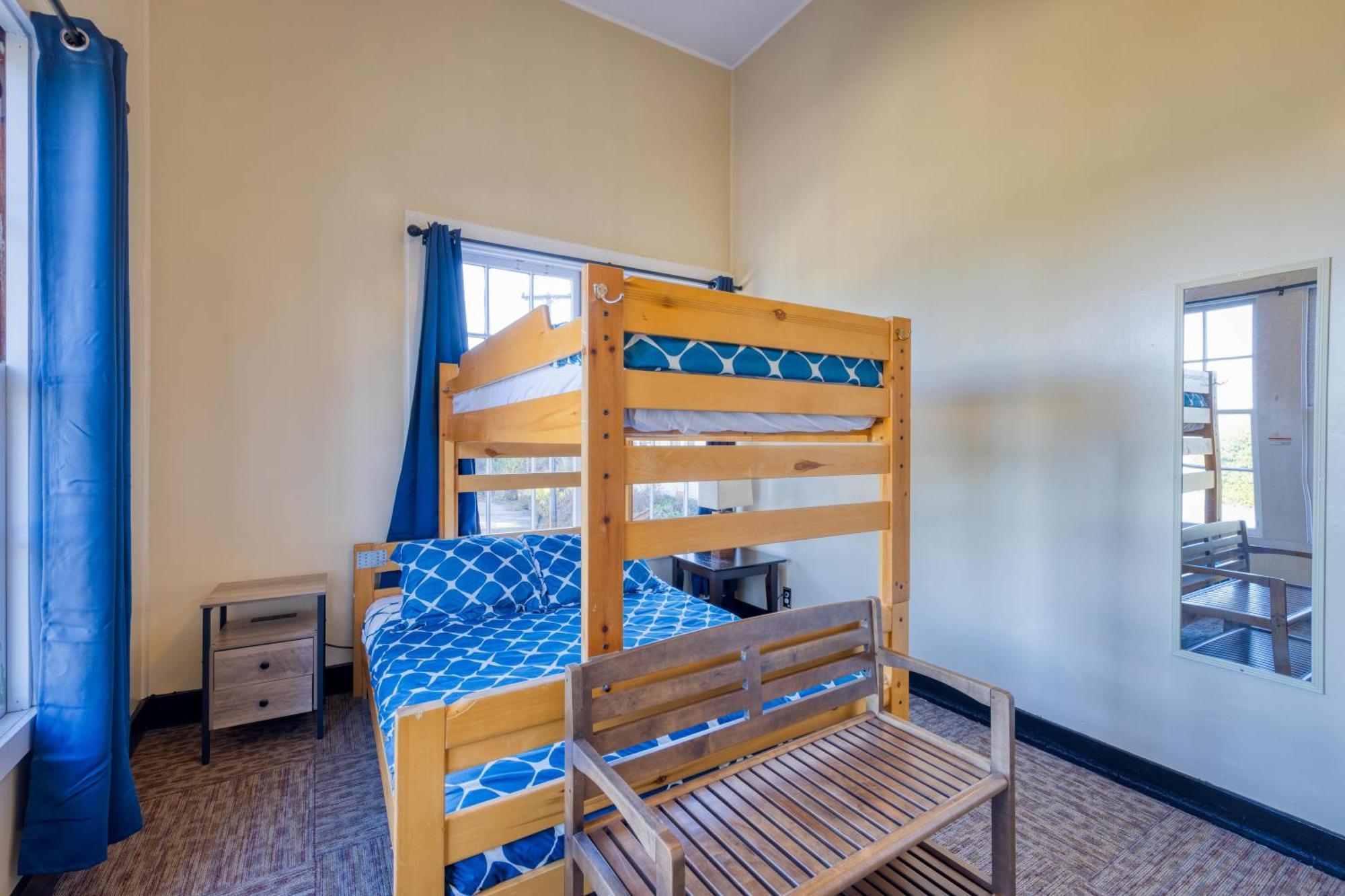 Private 3-Person Room
