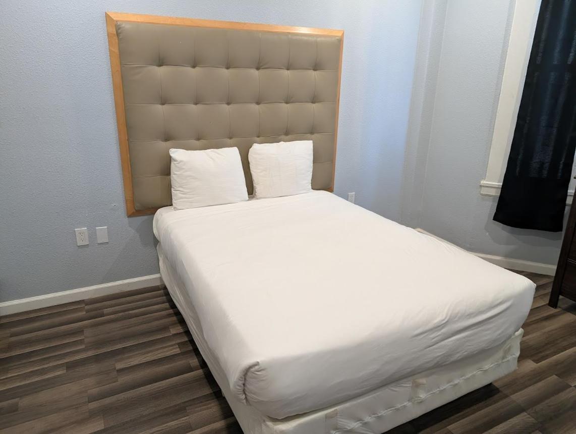 Deluxe Room with Shared Bathroom