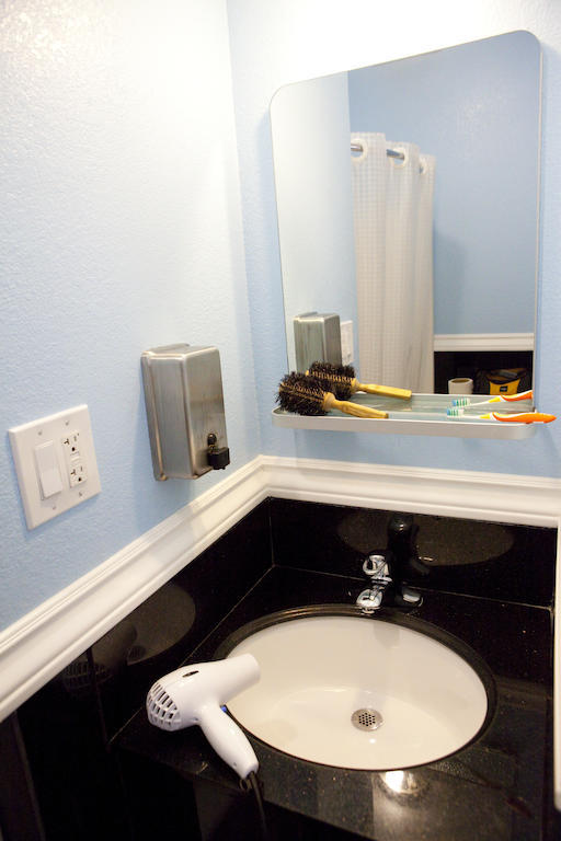 Private Room Queen Bed - Private Bath