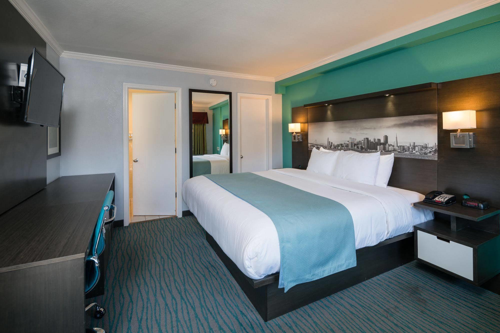 Deluxe King Room - Non-Smoking